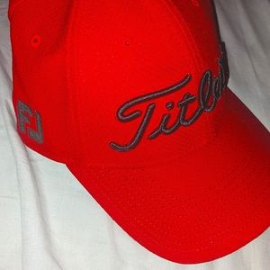 Crimson_Red/Black Writing Titleist Pro V1 Golf_Cap